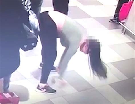 Dân mạng phản ứng gay gắt với cặp đôi vô tư thể hiện tư thế nhạy cảm trong nhà hàng