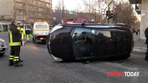 Incidente Stradale In Corso Siracusa Si Ribalta Un Auto