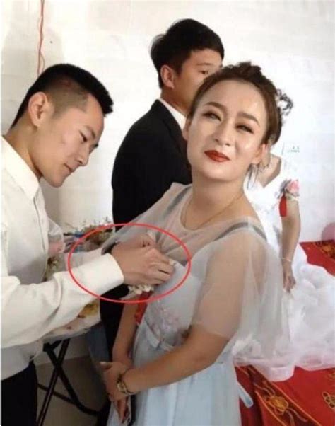 婚礼现场伴郎给伴娘戴胸花 全程手发抖 网友 你紧张什么呀