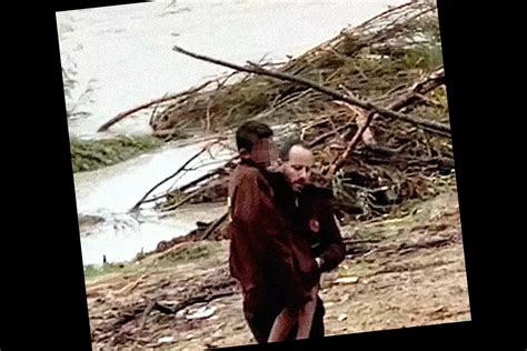 El Padre H Roe Atrapado El Ni O Abrazado Al Rbol La Madre Coraje Y