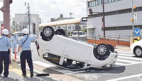 軽乗用車同士が衝突し横転 高知市 高知新聞