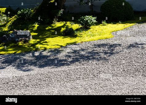 Traditional Japanese rock and sand garden Stock Photo - Alamy