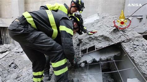 Crollo Di Firenze Ricerche Continue Per L Ultimo Operaio Disperso