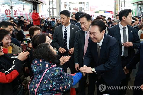 尹대통령 경남 창원 마산어시장 방문시장 상인 격려 연합뉴스