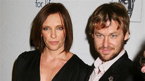 Toni Collette Announces Divorce After Husbands Wife Spotted Kissing