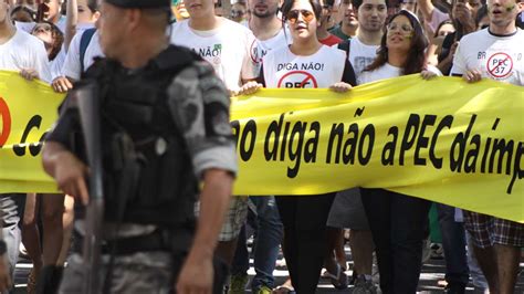 Manifestantes fazem protesto pacífico contra a PEC 37 em Belém