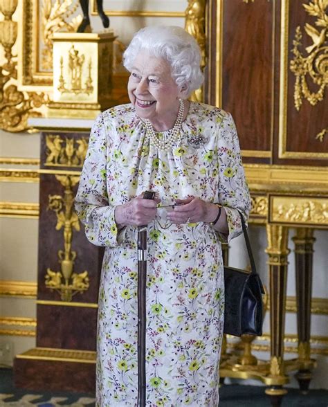 Queen Elizabeth's Best Fashion Looks - The Queen's Classic Outfits