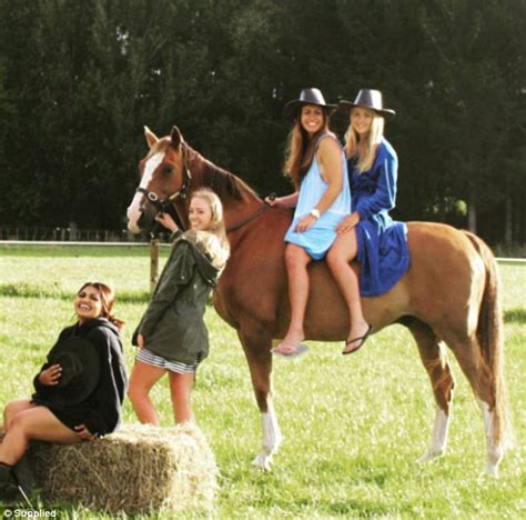 New Zealand Vet Students Strip Off For Nude Calendar Daily Mail Online