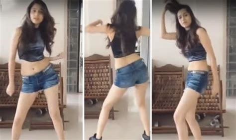 Watch Video of HOT Indian Girl Dance Video मयजक क बट पर लडक क हट और सकस डस