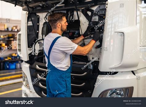 Professional Truck Mechanic Working Vehicle Repair库存照片2226814395