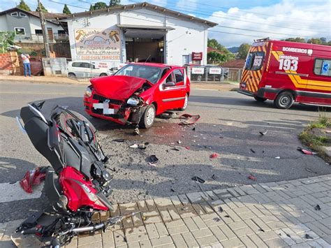 Acidente deixa motociclista ferido no bairro Boehmerwald em São Bento