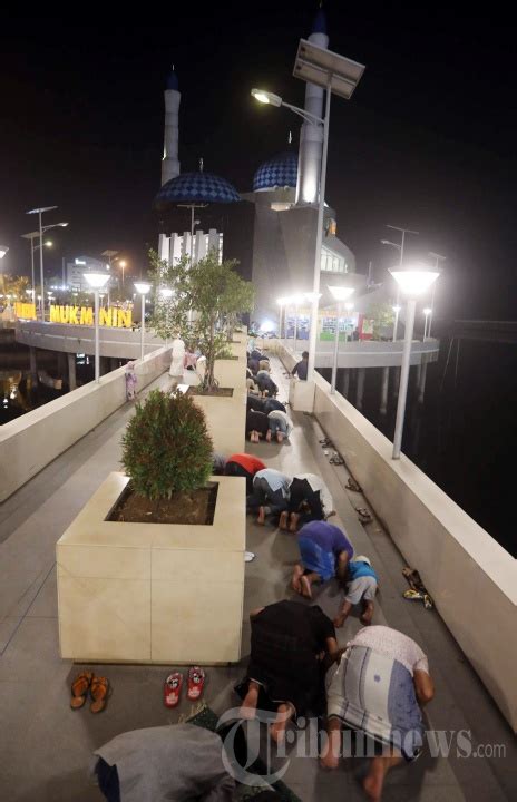 Salat Tarawih Di Masjid Amirul Mukminin Makassar Foto 4 1751986