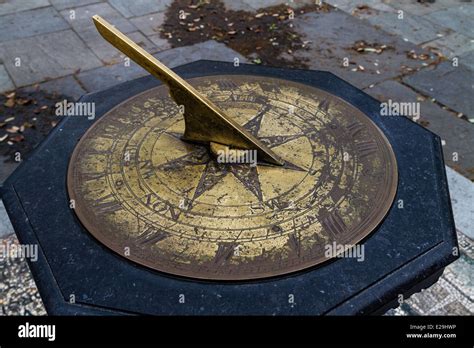 Sun dial hi-res stock photography and images - Alamy