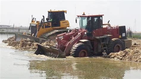 Operator Skills Huge Wheel Loader Bulldozer Spreading Gravel Rock