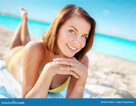 Donna In Bikini Che Prende Il Sole Sulla Spiaggia Immagine Stock