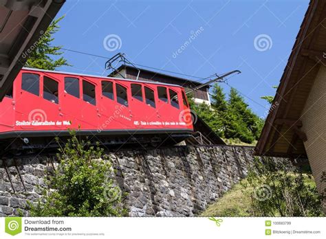 Tren Rojo De La Rueda Dentada Adentro Alfalfa Suiza Imagen De Archivo Editorial Imagen De