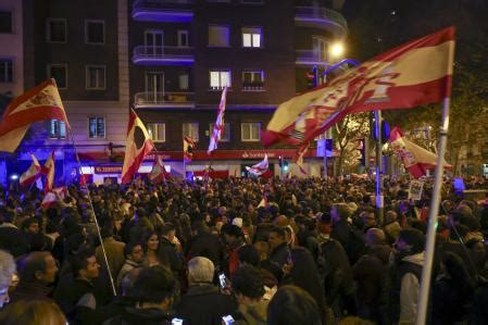 Un Grupo De Manifestantes Protesta En Ferraz Con Mu Ecas Hinchables