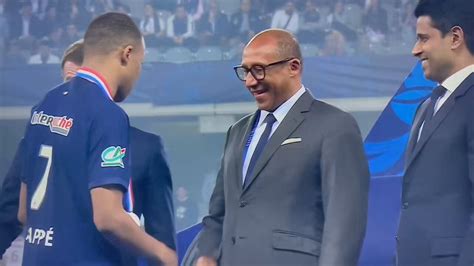 PSG Au milieu des tensions l accolade entre Kylian Mbappé et Nasser