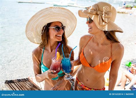 Joyeuses Amies Souriantes En Bikini Profitant Des Vacances D été Sur La Plage De Mer Photo stock