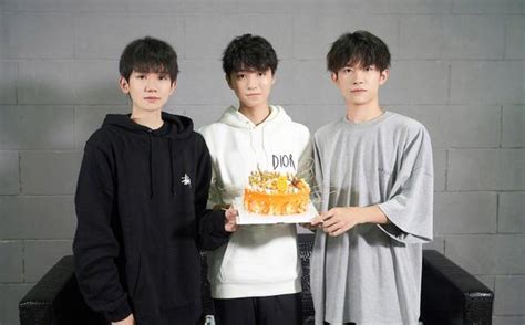 TFBOYS出道六周年王俊凯王源易烊千玺共同捧生日蛋糕庆祝 组合