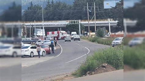 Gente Armada Bloquea Carretera En Michoacán