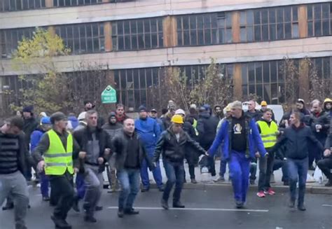 PROTESTI U SARAJEVU Rudari zaigrali kolo ispred Vlade FBiH dok čekaju