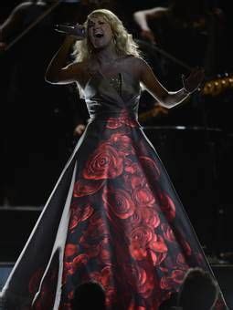 Carrie Underwood ever-changing projection dress at Grammy's 2013 ...