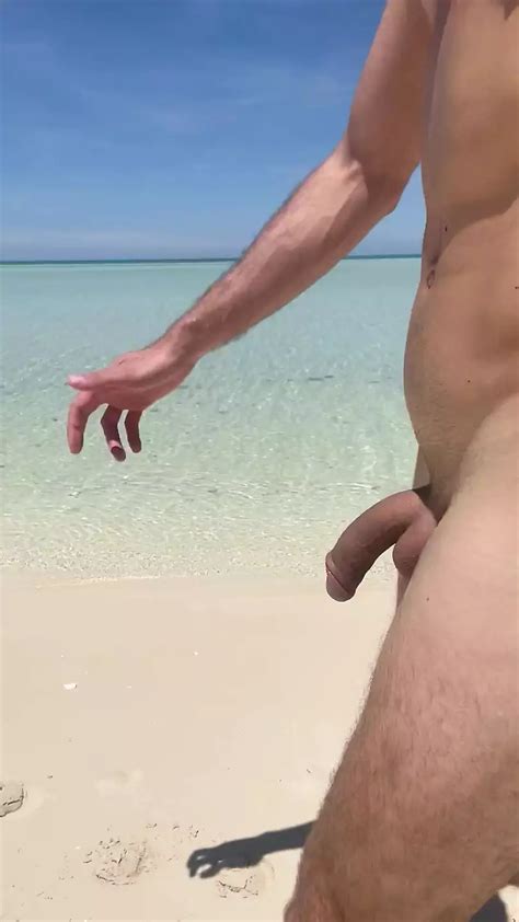 Un Grand Mec Marche Nu Devant La Plage Beau Corps Xhamster