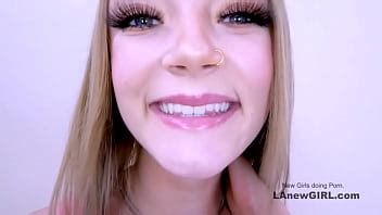 A Una Jovencita Caliente Le Encanta Complacer Una Gran Polla Palpitante Con Su Boca Xvideos