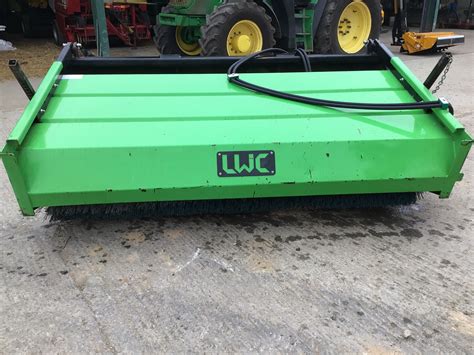 LWC SWEEPER BUCKET BRUSH World Tractors