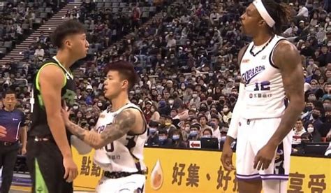 Basketball Top5 影快訊這膽識不錯！海神25歲小將被魔獸惹毛 直接大力拍地上前準備開扁霍華德