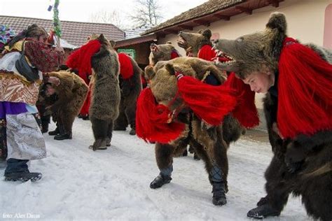 Obiceiuri de Anul Nou • Datini şi tradiţii de Anul Nou la români: Capra ...