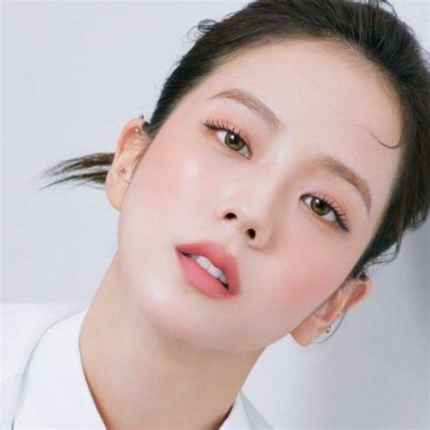 K Pop Famous Girls Jisoo Vs Jennie Who Rocks Elegant Nude Makeup Look Iwmbuzz