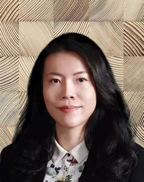 广东女首富诞生了，等了十几年正式接班，父亲送给她上千亿资产杨国强杨惠妍碧桂园新浪新闻