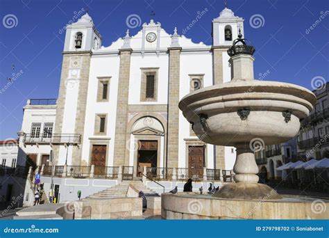 Beautiful Fountain In The Main Square Of Evora Town Editorial