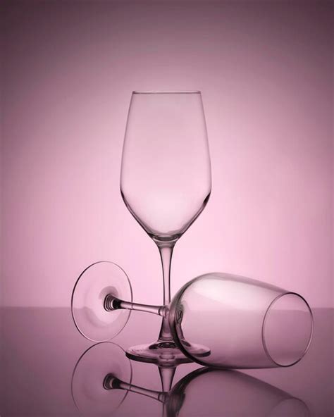 Dois Elegantes Copos De Vinho Vazios Refletem O Contorno Minimalista Da