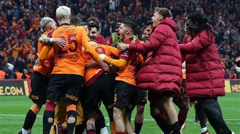 Galatasaray da yönetimden futbolculara jest Son Dakika Futbol Haberi