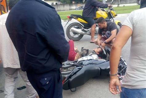 Motociclista fica gravemente ferida após se envolver em acidente