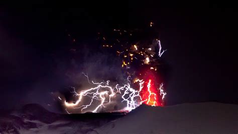 What We Know About The Natural Phenomenon Of Volcanic Lightning