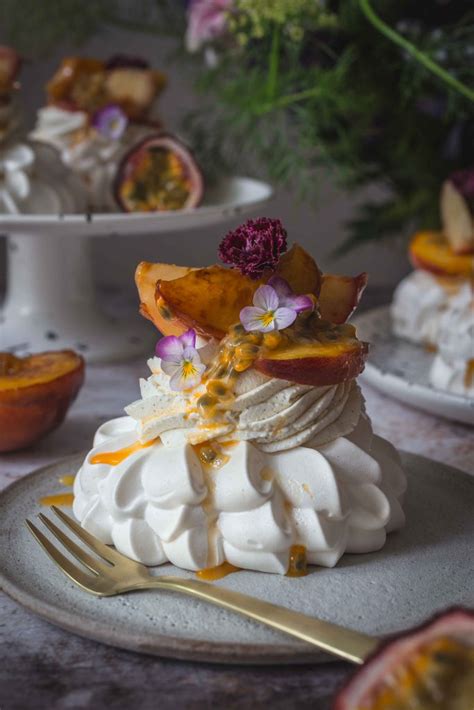 Sommer Pavlovas Mit Passionsfrucht Curd Gegrillten Pfirsichen La Crema