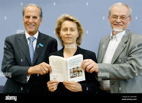 Bundesfamilienministerin Ursula Von Der Leyen Mitte Der Vorsitzende