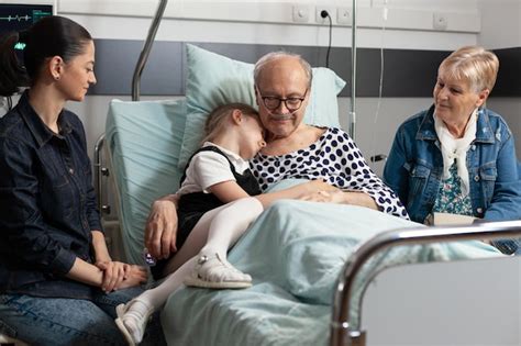 Abuelo Con Su Nieta En El Hospital Foto Premium