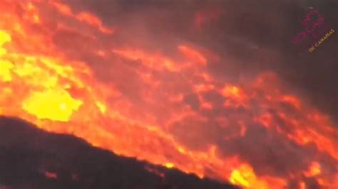 La lava se desborda en el volcán de La Palma