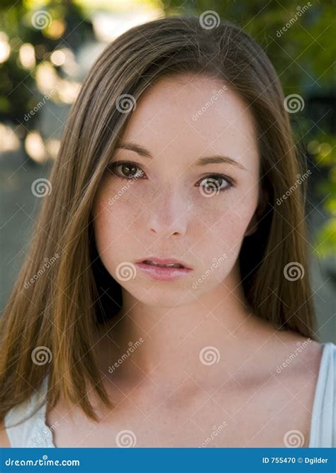 De Vrouwen Vormen Toevallige Jonge Brunette Stock Foto Image Of Volwassen Kaukasisch 755470