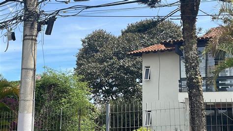 FOTOS fios soltos nas calçadas e ruas de Juiz de Fora preocupam