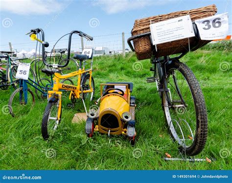 Bicicletas Y Coche Del Pedal En La Exhibici N En El Festival 2019 Del