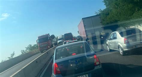 Un tir a intrat în parapet blocând breteaua de acces la Drumul Expres