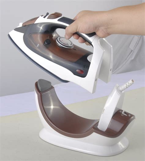 W Non Stick Sole Plate Electric Cordless Steam Iron China Best