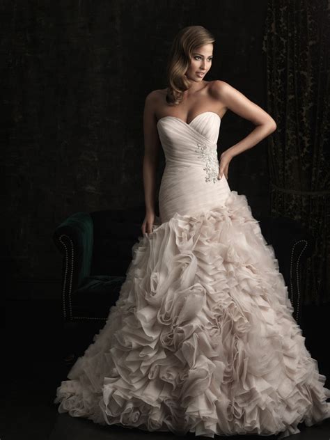 Fitted Ball Gown Sweetheart Champagne Organza Ruched Wedding Dress With