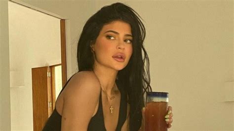 Kylie Jenner Heboh Berpose Dengan Bikini Puting Netizen Hujat Brandon